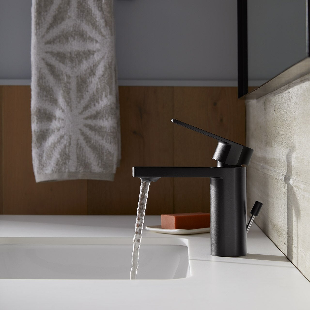 Parallel 單槍面盆龍頭 | K-23472T-4 | 全方位產品系列 - 提供完整浴室解決方案的完整產品線，滿足您全套浴室配件的需求 高性能閥芯 - 30mm 高性能閥芯延長生命週期，同時提升水流（通過 1,000,000 小時生命週期測試） 無暇自信的表面處理工藝 - KOHLER 採用防腐蝕且防變色的表面處理，耐用性為業界標準的兩倍 創新的排水結構 - 纜線式排水管使用不同結構，節省台下空間，安裝／維護更容易 （適用於單把面盆龍頭） 強力耐腐蝕，防腐耐刮擦，比同行耐用標準超過兩倍，歷久如新 本龍頭以KOHLER全新PVD電鍍層技術所生產，並通過嚴格之鹽霧測試合格，品質經久耐用 尺寸： 出水口長：115mm 出水口高：104mm | 台南衛浴 設計師推薦-龍百KOHLER