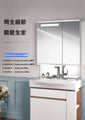 Family Care 80cm 鏡櫃 | K-32045T-NA(附插座) | 鏡門內嵌4000K自然色溫LED照明，同時照亮鏡前與櫃內，自然梳妝、輕鬆取物 櫃體左下方配備了揮手感應開關，只需輕輕一揮，便可控製鏡櫃照明開關 櫃內配備有全新多功能置物層，同時具備吹風機支架、置物架、磁力收納等多項巧妙空間收納功能 櫃體下方特有開放式置物架，常用物品拿取更便捷@鏡門圓角設計有效避免家中兒童、長者在使用時碰傷、擦傷，使用更安心 鏡面配備有防霧功能，使鏡櫃鏡面能適應浴室潮濕環境，時刻保證照鏡清晰，讓使用者無論何時都能享受舒適的照鏡體驗 可額外選配兒童鏡，使鏡面延展至更低處，兒童也可輕鬆照鏡（產品圖片中兒童鏡為選配件） 揮手感應功能升級，放大鏡設計改善 材質:櫃體(鋁合金)，鏡子(無銅明鏡) 支援電壓: 100-240V/ 50-60HZ 產品型號:  K-32045T-NA (附插座) 尺寸: 776 x 152 x 790mm 本產品照明功能開關為底部揮手感應 本產品含櫃內插座 | 台南衛浴 設計師推薦-龍百KOHLER